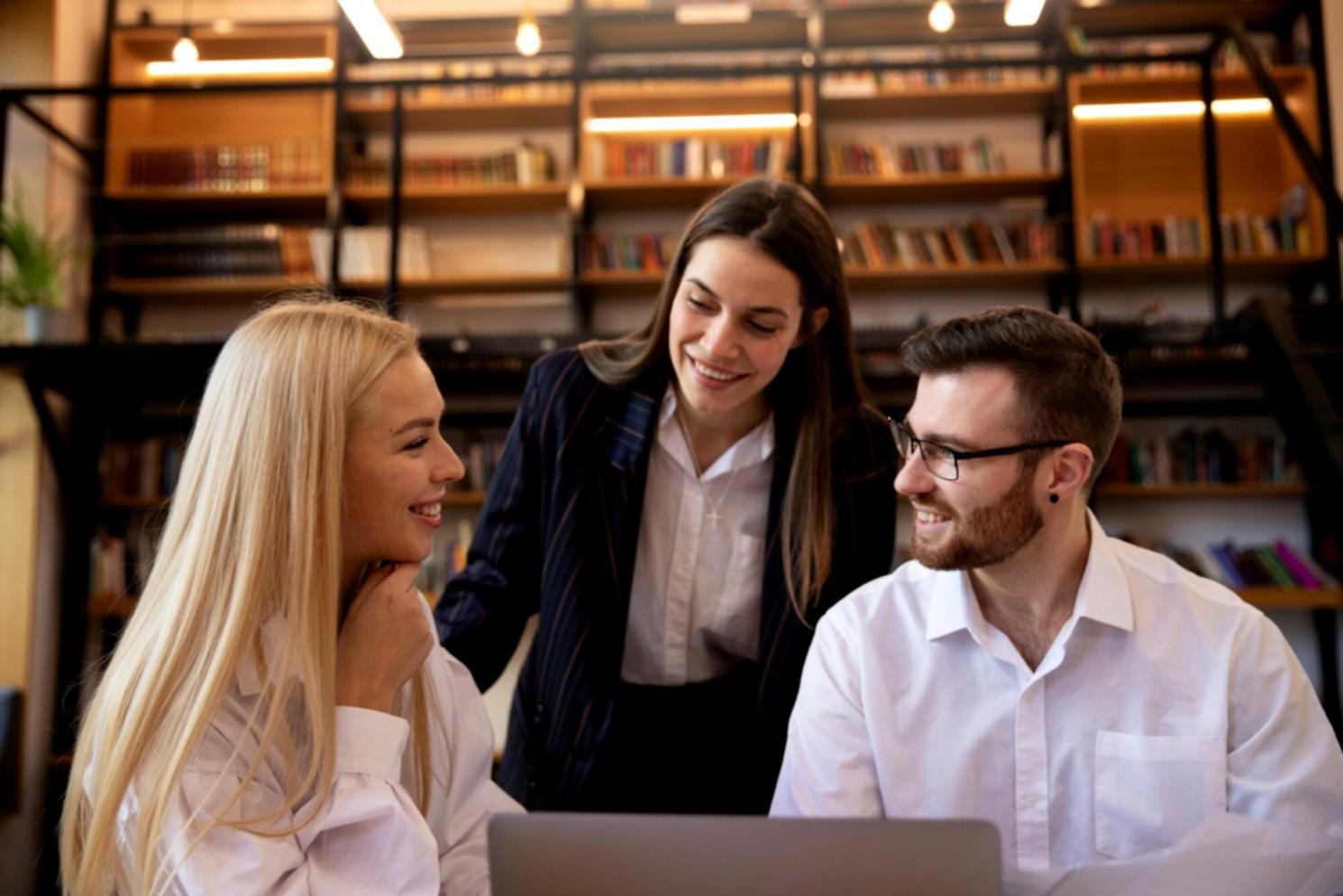 Budgetplanung mit Taschenrechner und Unterlagen